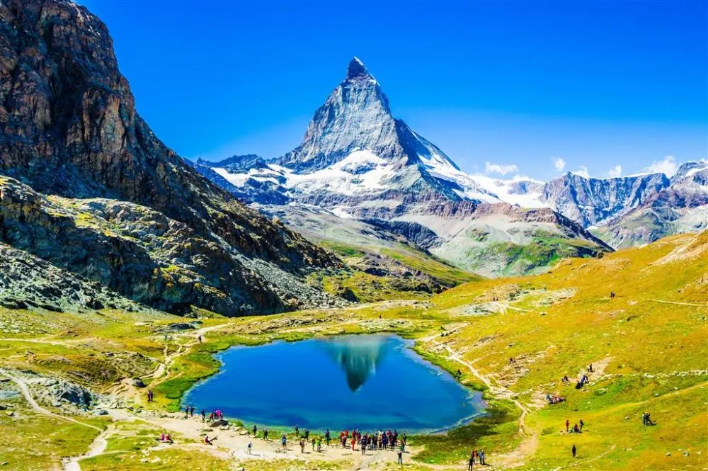 Matterhorn nad horským jazerom